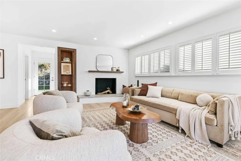 8372 Outland View Drive, Sun Valley, California 91352 home-pic-16