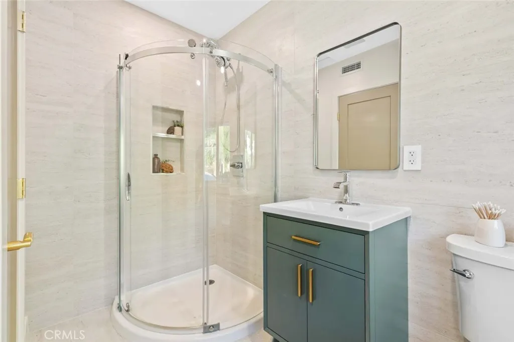 8372 Outland View Drive, Sun Valley, California 91352 home-pic-40