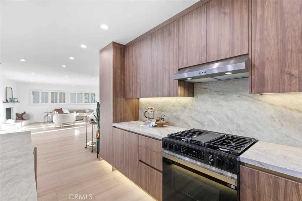 8372 Outland View Drive, Sun Valley, California 91352 home-pic-26