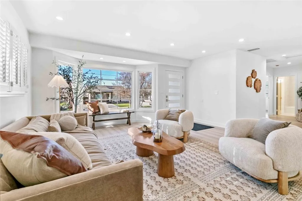 8372 Outland View Drive, Sun Valley, California 91352 home-pic-10