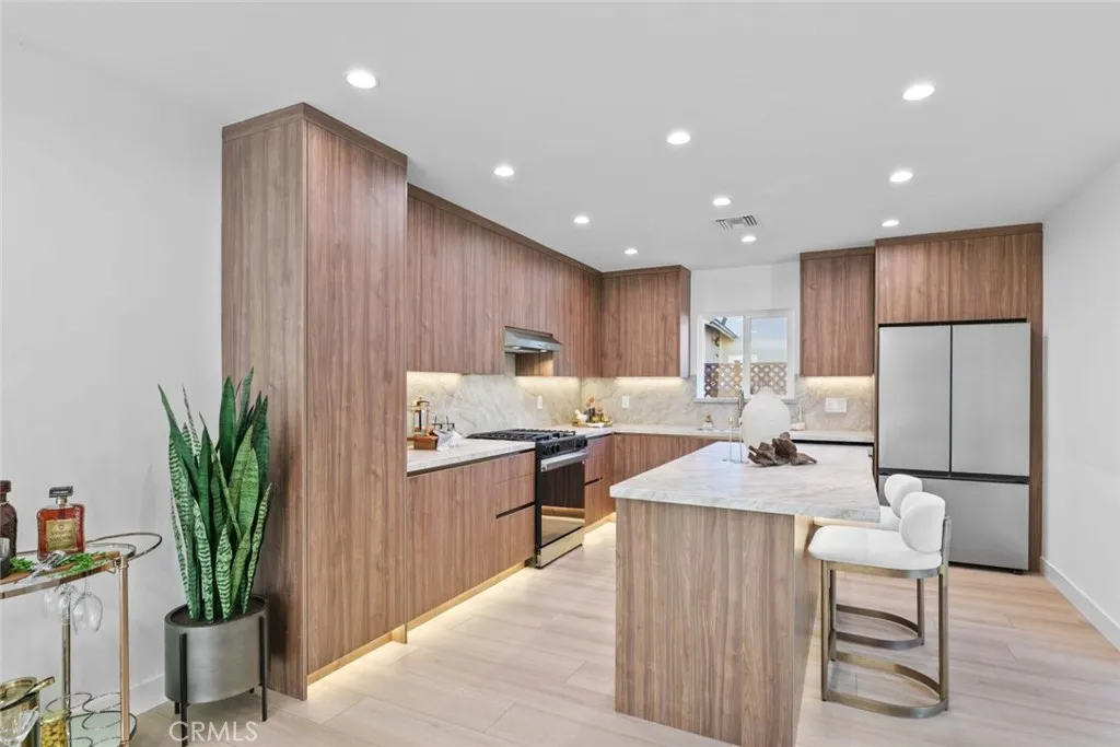 8372 Outland View Drive, Sun Valley, California 91352 home-pic-20