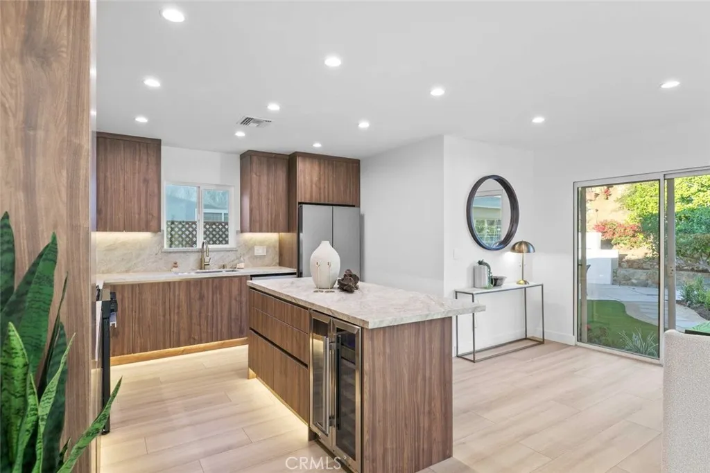 8372 Outland View Drive, Sun Valley, California 91352 home-pic-23