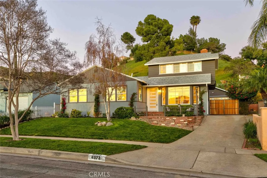 8372 Outland View Drive, Sun Valley, California 91352 home-pic-3