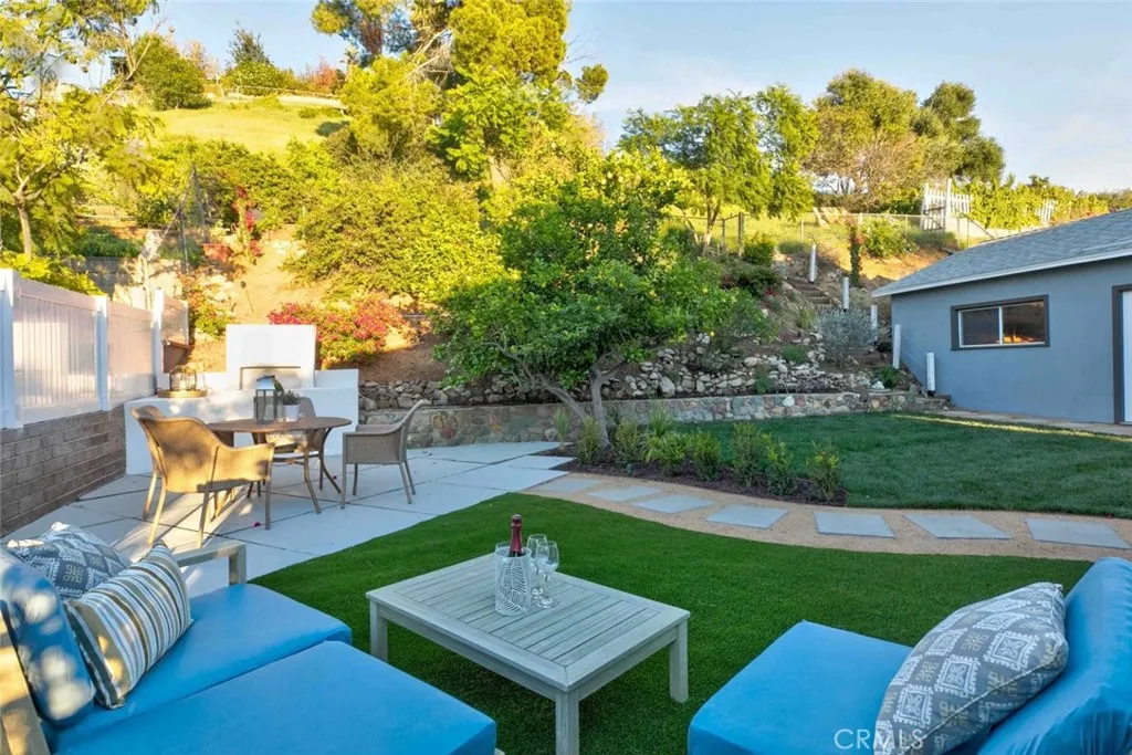 8372 Outland View Drive, Sun Valley, California 91352 home-pic-54