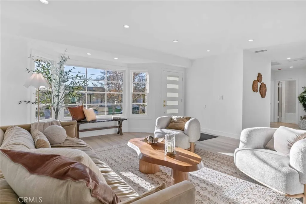 8372 Outland View Drive, Sun Valley, California 91352 home-pic-9