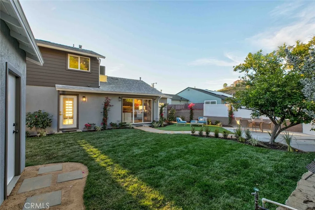 8372 Outland View Drive, Sun Valley, California 91352 home-pic-56