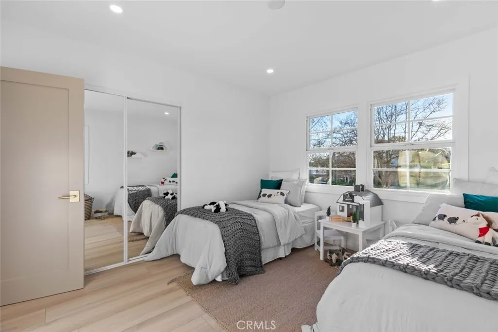 8372 Outland View Drive, Sun Valley, California 91352 home-pic-34