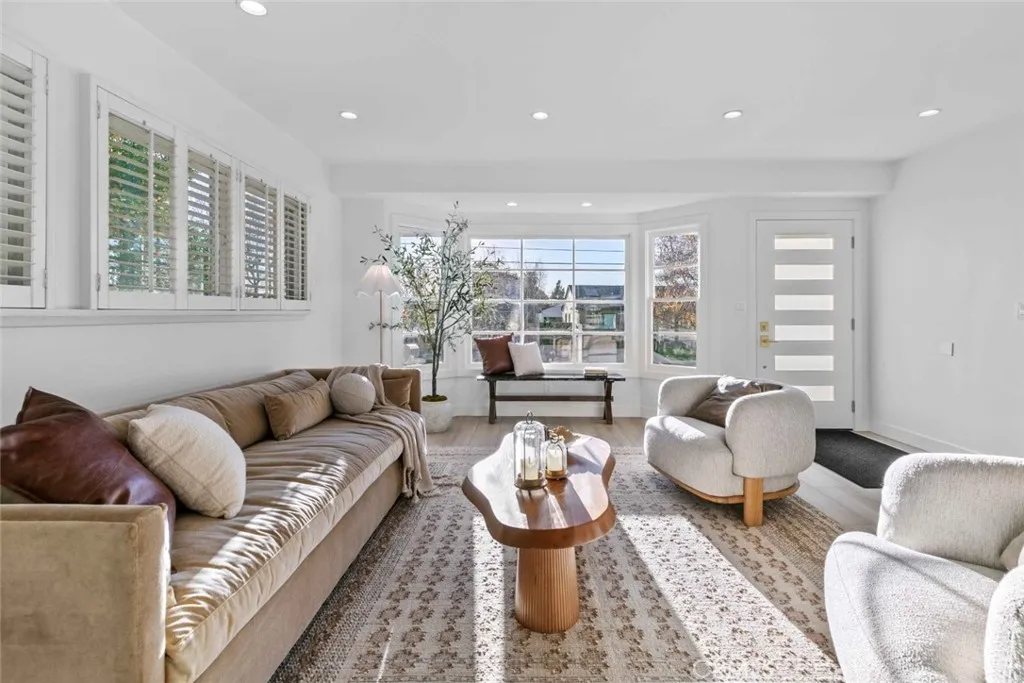 8372 Outland View Drive, Sun Valley, California 91352 home-pic-7