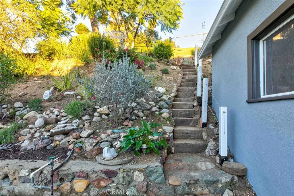 8372 Outland View Drive, Sun Valley, California 91352 home-pic-55