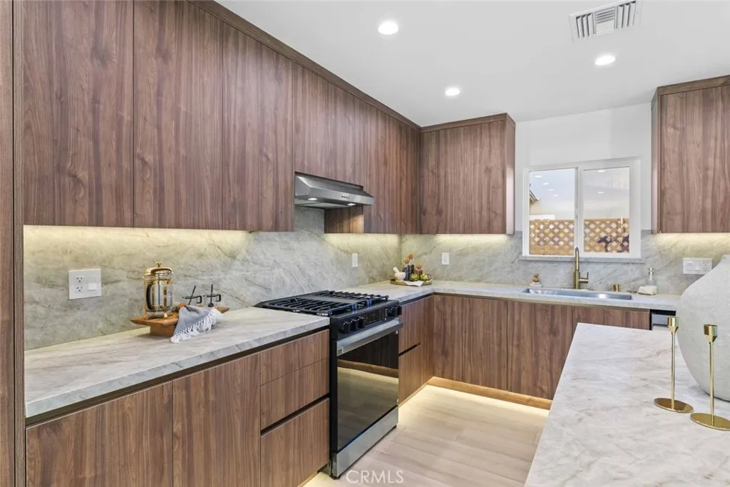 8372 Outland View Drive, Sun Valley, California 91352 home-pic-22