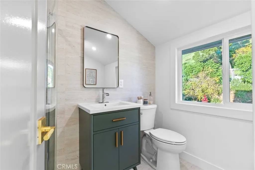 8372 Outland View Drive, Sun Valley, California 91352 home-pic-39
