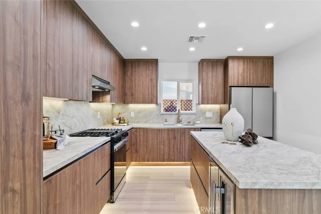 8372 Outland View Drive, Sun Valley, California 91352 home-pic-21