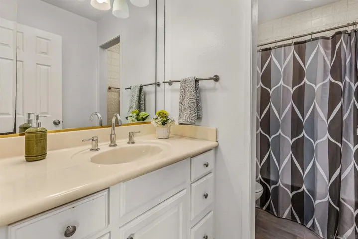7779 Camino Glorita, San Diego, California 92122