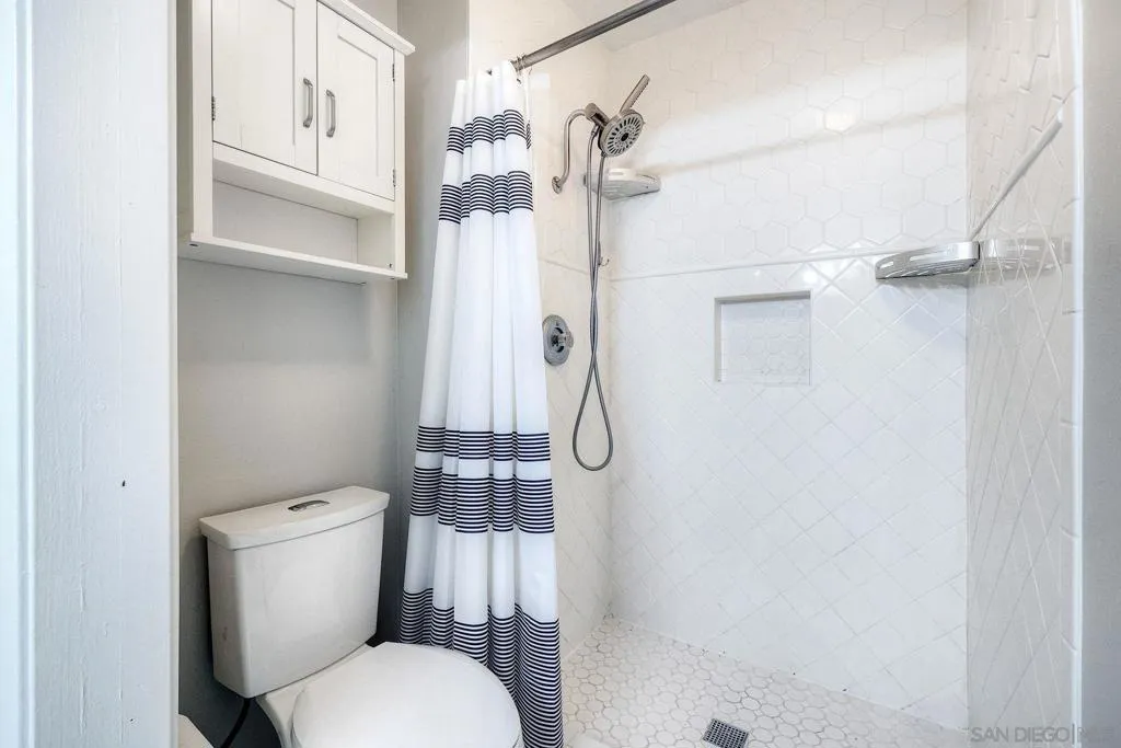 8930 Fletcher Valley Dr, Santee, California 92071 home-pic-12