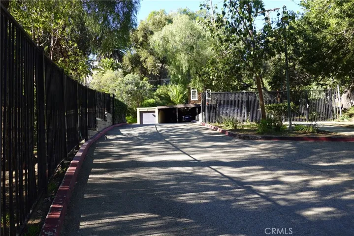 DRIVEWAY TO COMMUNITY/HIGHLAND BLVD.