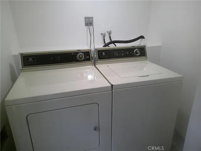 COMMUNITY LAUNDRY ROOM (DOWNSTAIRS)