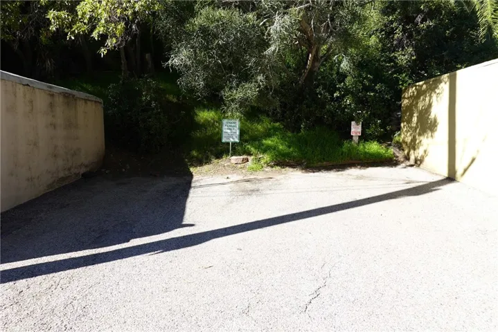 ASSIGNED 1 PARKING SPOT (IN THE MIDDLE)