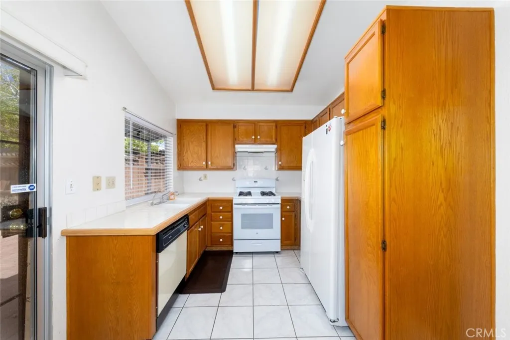 16880 Glennaire Avenue, Victorville, California 92395 home-pic-10