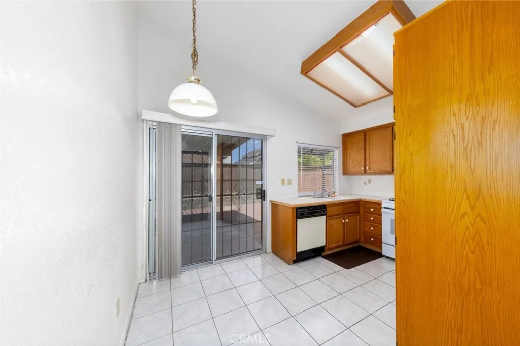 16880 Glennaire Avenue, Victorville, California 92395 home-pic-9