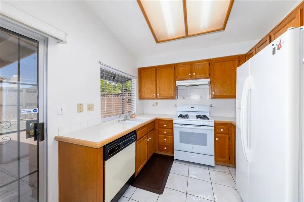 16880 Glennaire Avenue, Victorville, California 92395 home-pic-8