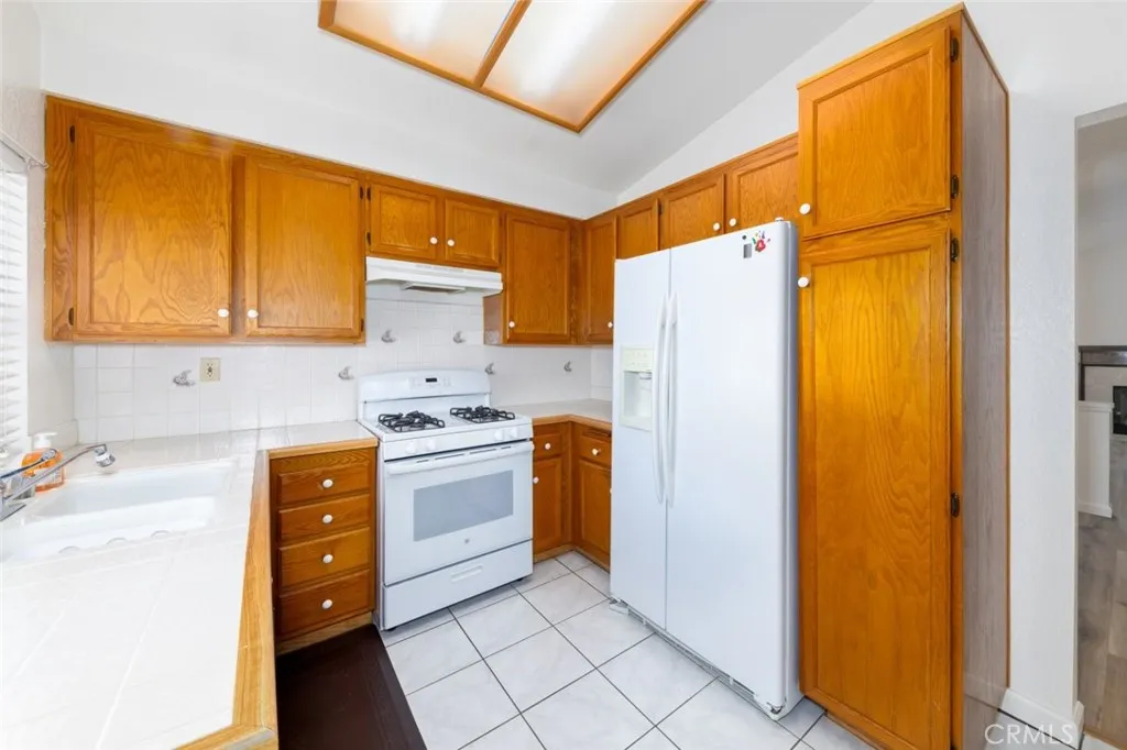 16880 Glennaire Avenue, Victorville, California 92395 home-pic-11