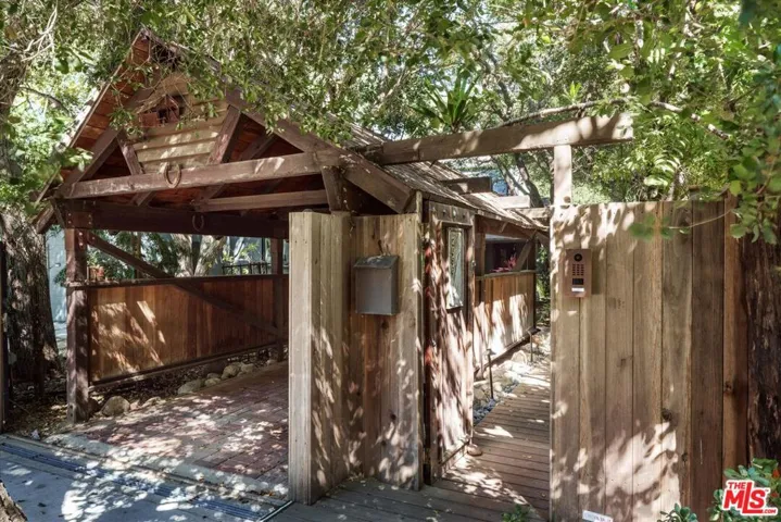 2056 Oakstone, Los Angeles, California 90046