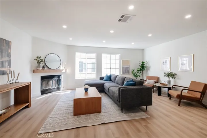 Additional living room pic