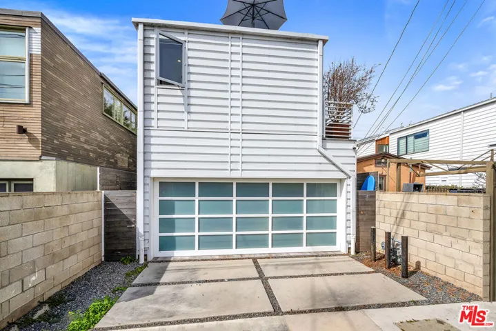 Private garage/media entertain