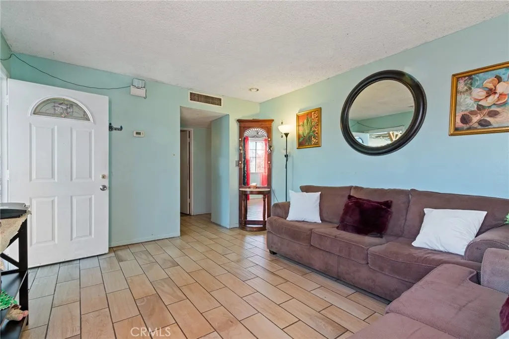415 E Avenue J13, Lancaster, California 93535 home-pic-1
