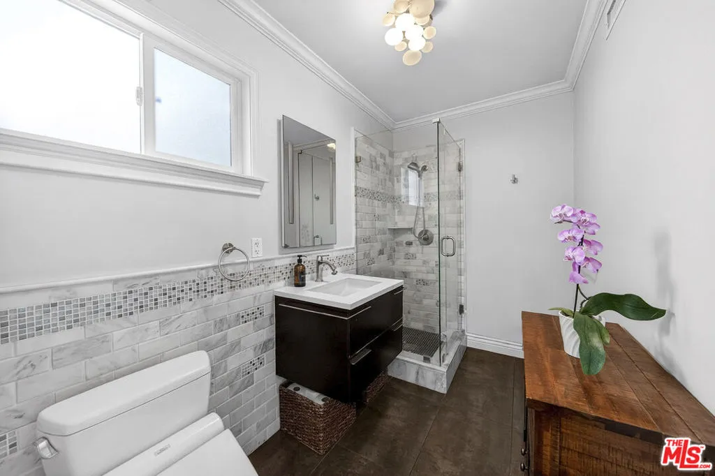 416 S Van Ness Avenue, Los Angeles, California 90020 home-pic-26