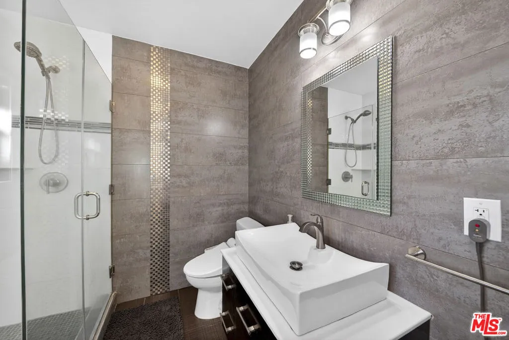 416 S Van Ness Avenue, Los Angeles, California 90020 home-pic-17