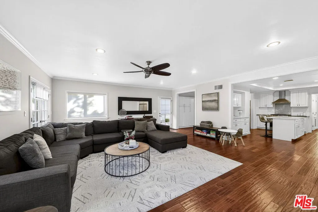 416 S Van Ness Avenue, Los Angeles, California 90020 home-pic-8