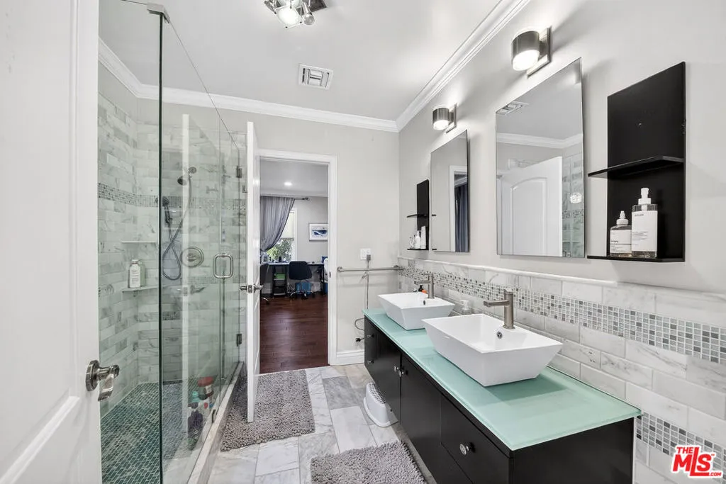 416 S Van Ness Avenue, Los Angeles, California 90020 home-pic-23