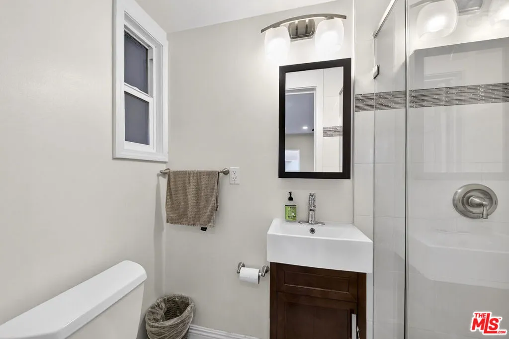 416 S Van Ness Avenue, Los Angeles, California 90020 home-pic-19