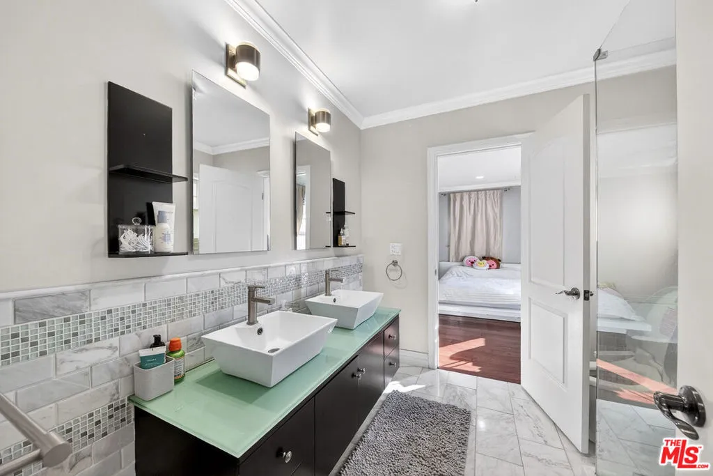 416 S Van Ness Avenue, Los Angeles, California 90020 home-pic-24