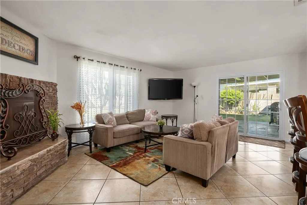 7494 Lemon Street, Fontana, California 92336 home-pic-5