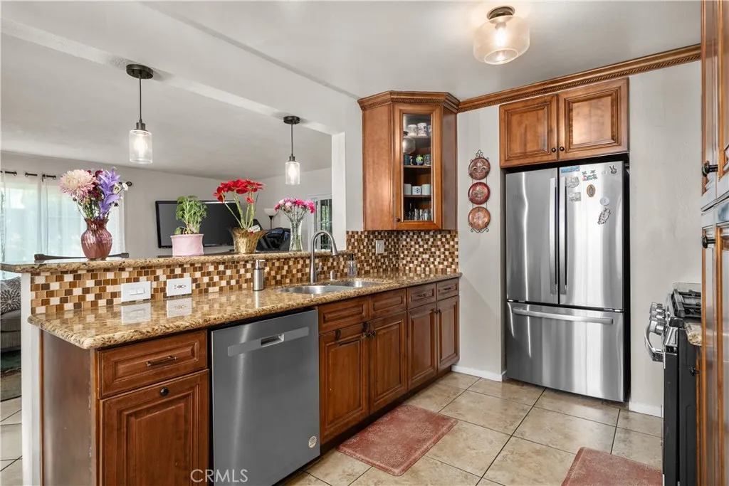 7494 Lemon Street, Fontana, California 92336 home-pic-3