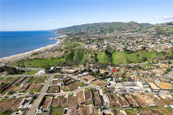 560 Radcliffe Avenue, Pacific Palisades, California 90272