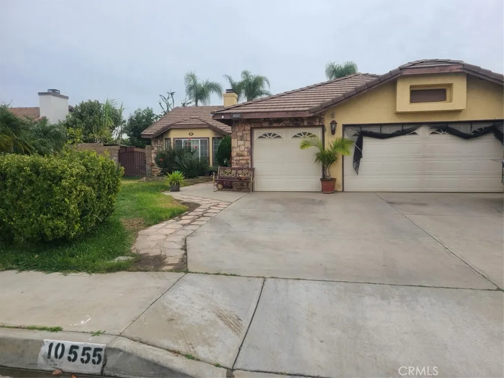 10555 Elm Ave, Bloomington, California 92316 home-pic-1