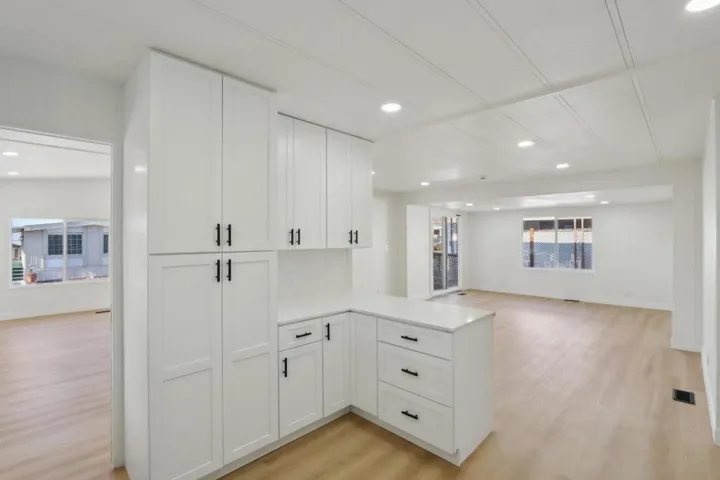 24 KITCHEN LIVING FAMILY