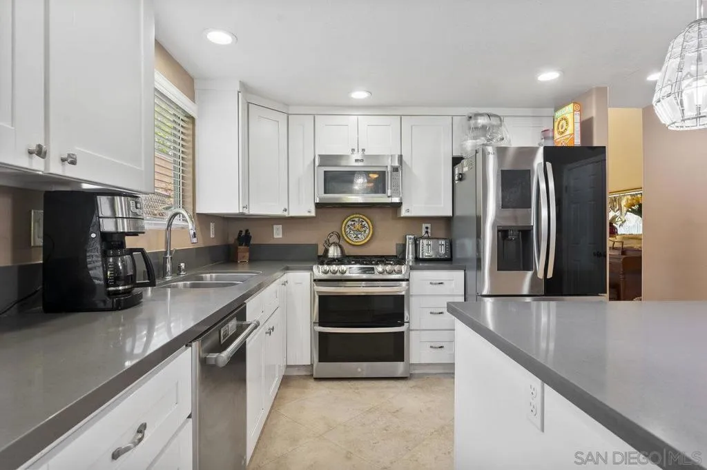 9942 Theresa Ln, Santee, California 92071 home-pic-11