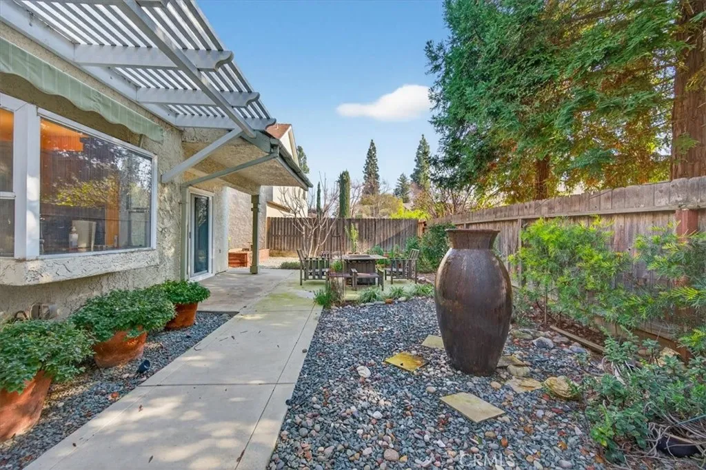 1881 E Frederick, Fresno, California 93720 home-pic-36