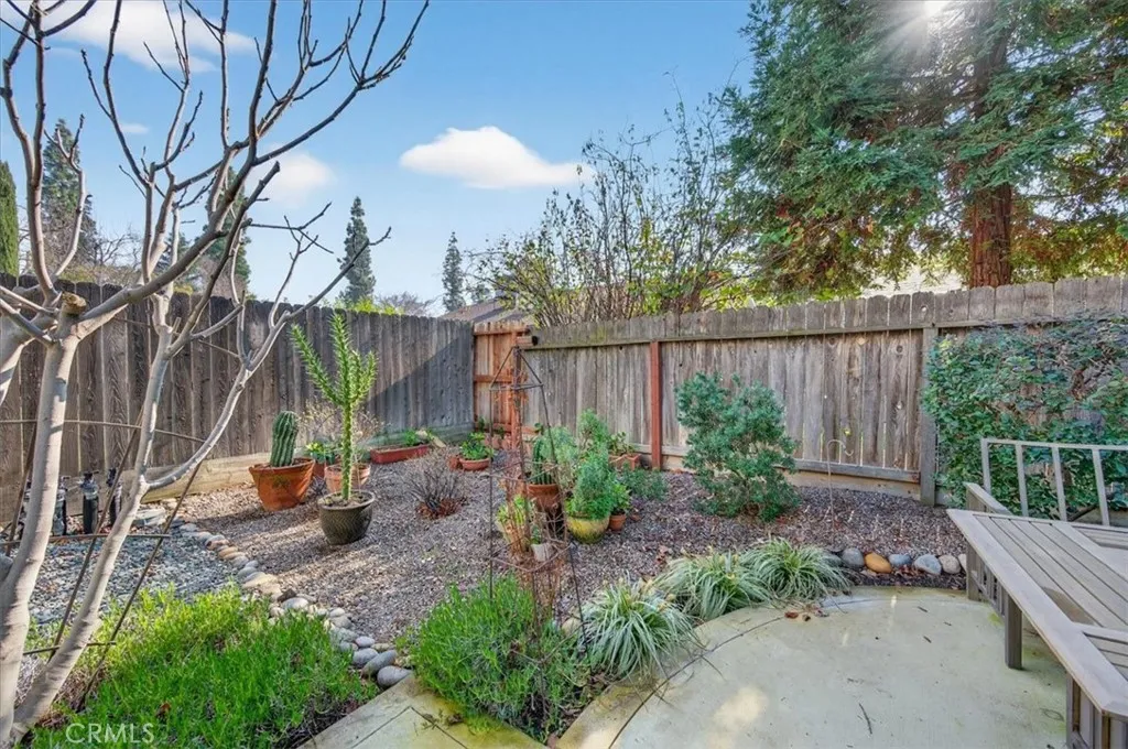 1881 E Frederick, Fresno, California 93720 home-pic-39
