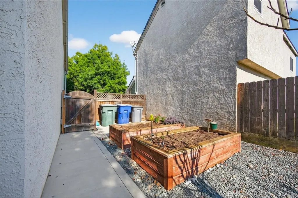 1881 E Frederick, Fresno, California 93720 home-pic-38