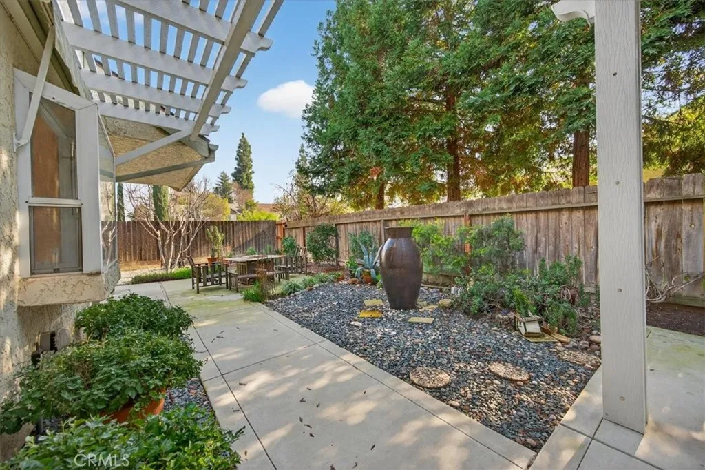 1881 E Frederick, Fresno, California 93720 home-pic-33