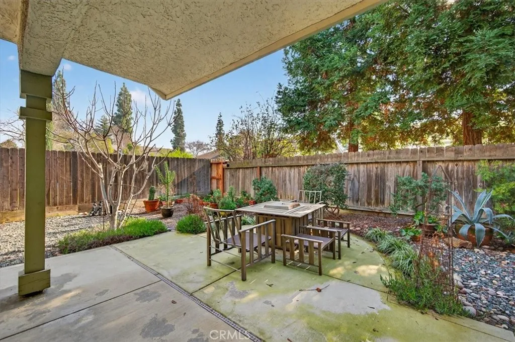 1881 E Frederick, Fresno, California 93720 home-pic-37