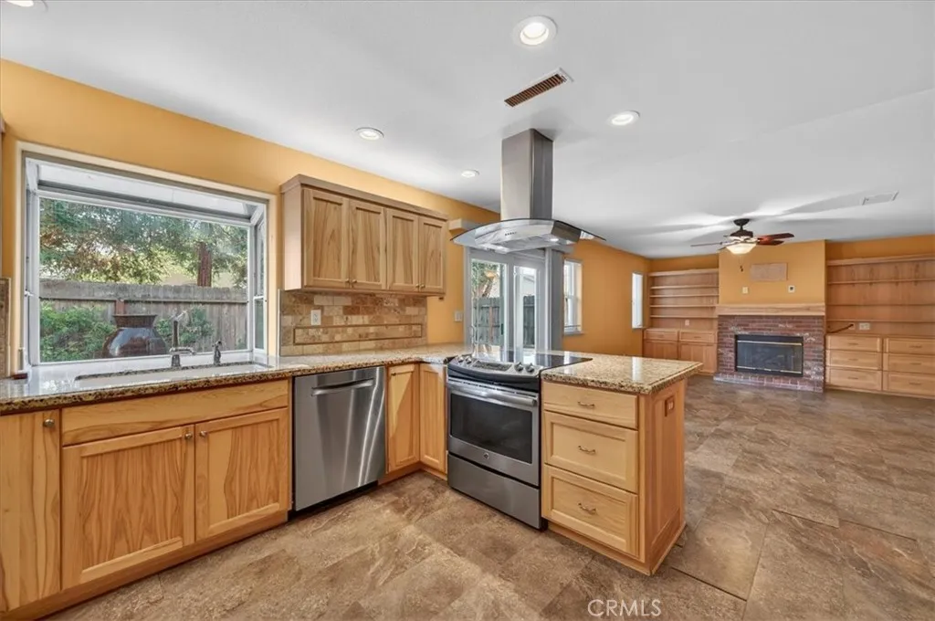 1881 E Frederick, Fresno, California 93720 home-pic-3
