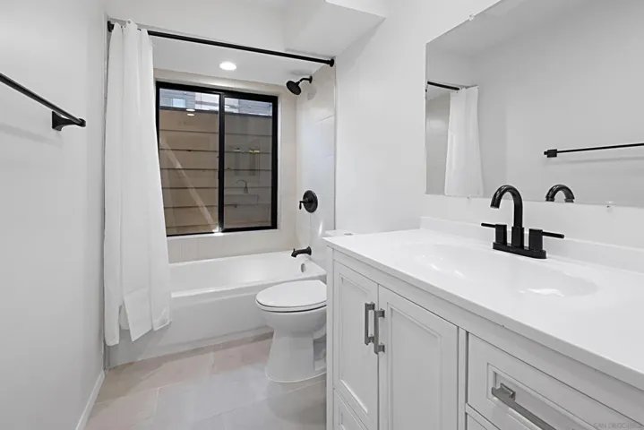 GUEST BATHROOM WITH SHOWER & TUB