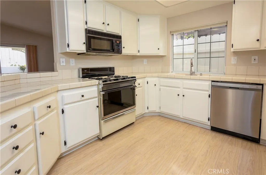 28050 Bavaria Drive, Menifee, California 92585 home-pic-7