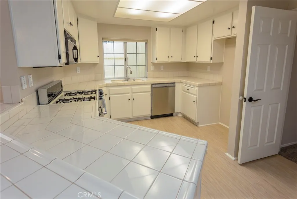 28050 Bavaria Drive, Menifee, California 92585 home-pic-8